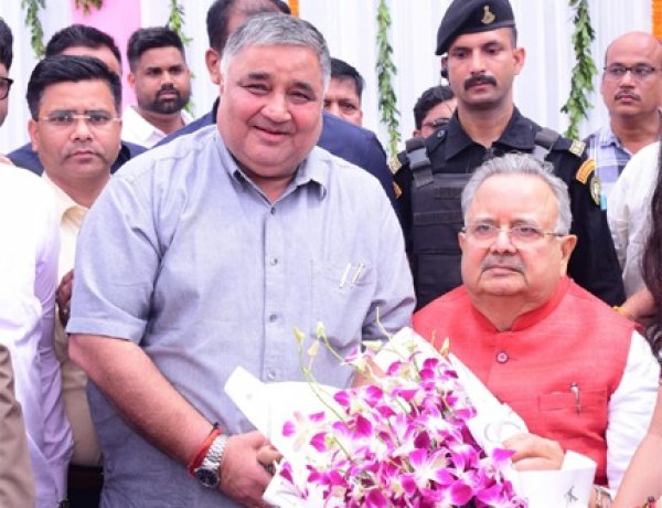विधानसभा अध्यक्ष डॉ. रमन सिंह को जन्मदिन की बधाई देने पहुंचे पर्यटन मंत्री राजेश अग्रवाल