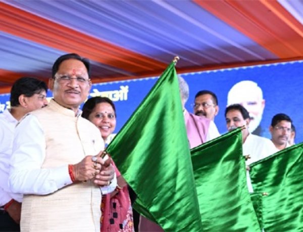केंद्रीय रेल मंत्री अश्विनी वैष्णव और मुख्यमंत्री विष्णु देव साय  ने रावघाट - रायपुर एवं रायपुर - कुरूद यात्री रेल सेवाओं को दिखाई हरी झंडी