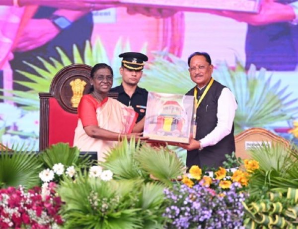 राष्ट्रपति द्रौपदी मुर्मु ने बस्तर दशहरा की अनूठी परंपराओं और जनजातीय संस्कृति की सराहना की