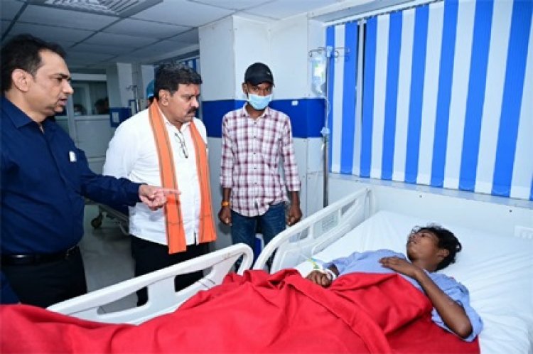 उप मुख्यमंत्री विजय शर्मा ने अस्पताल पहुंचकर जाना सड़क हादसे में घायलों का हाल