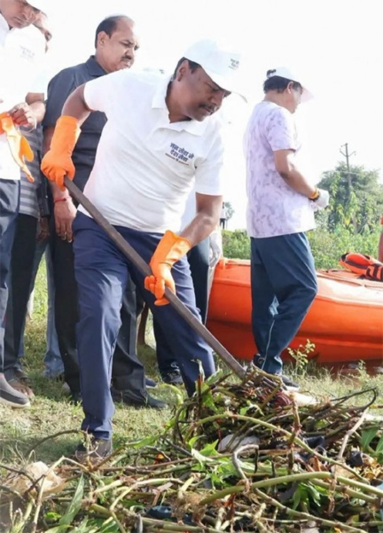 सेवा संकल्प अभियान : सेवा मेरा योगदान : वन मंत्री केदार कश्यप ने बीजापुर के महादेव तालाब में श्रमदान कर दिया स्वच्छता का संदेश