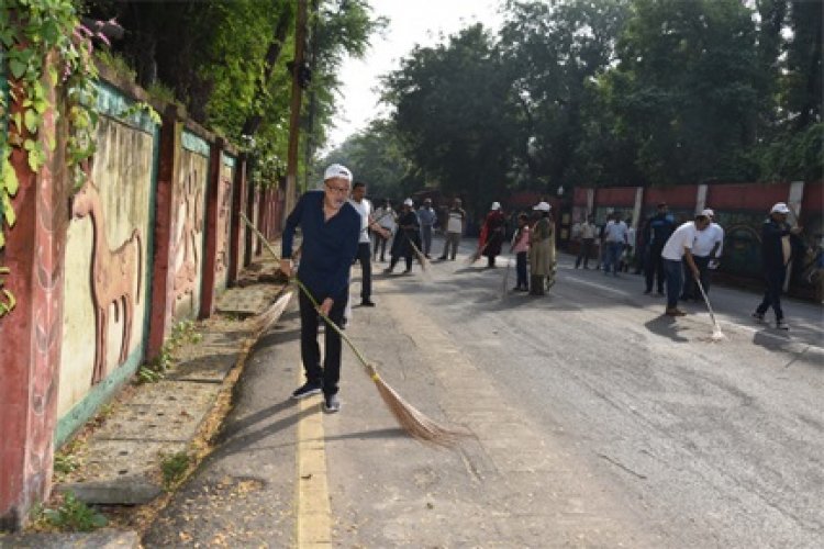 राज्यपाल डेका ने गांधी जयंती पर की साफ-सफाई