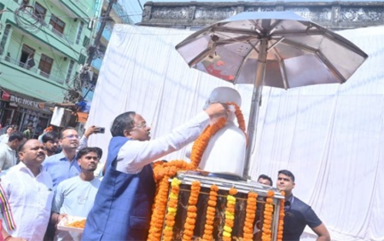 गांधी जयंती पर प्रभारी मंत्री रामविचार नेताम ने मनेंद्रगढ़ में महात्मा गांधी और लाल बहादुर शास्त्री को किया नमन