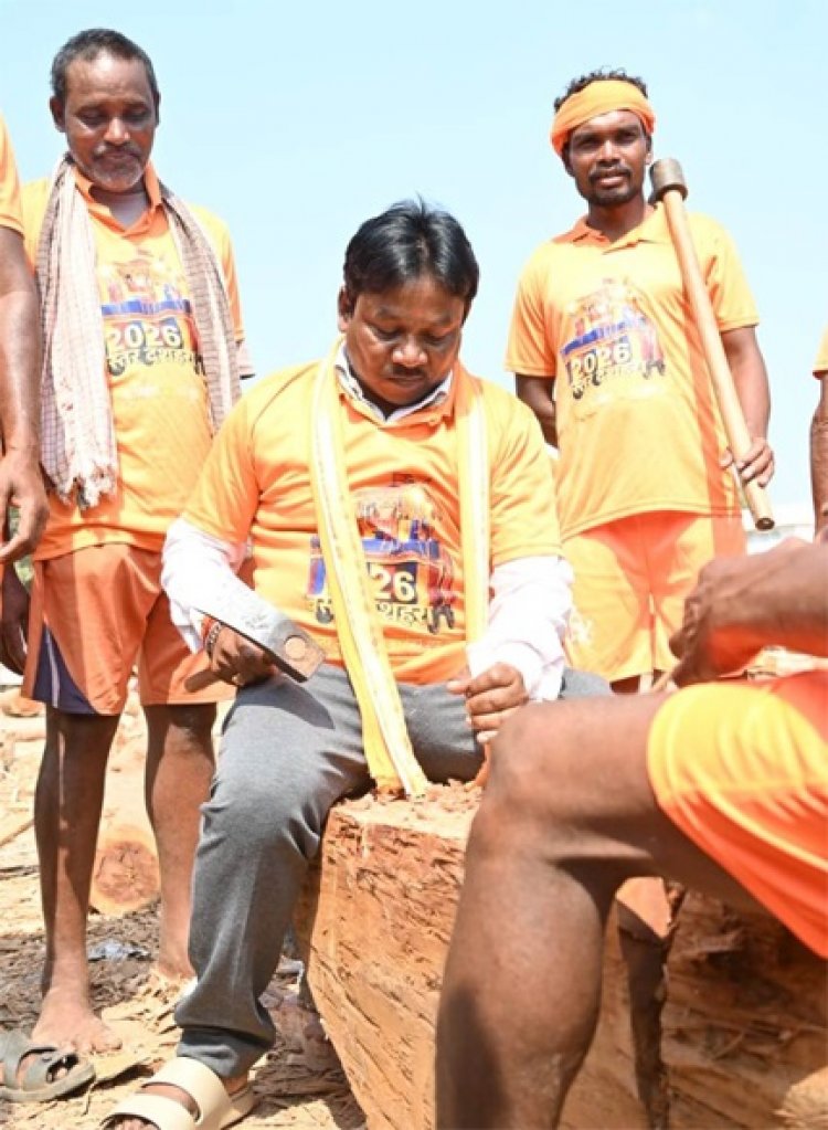 विश्व सिद्ध बस्तर दशहरा : बस्तर सांसद महेश कश्यप ने हांथों में औजार लेकर रथ निर्माण में