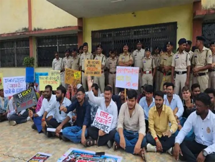 पेपर लीक पर NSUI का हंगामा, कुलसचिव को चेतावनी