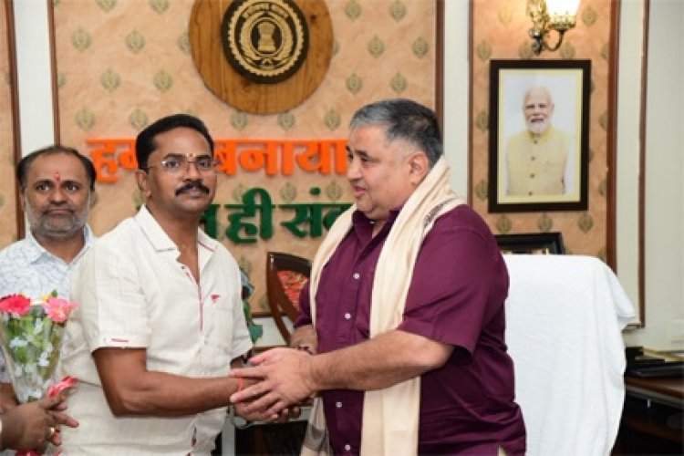पर्यटन मंत्री राजेश अग्रवाल ने नवा रायपुर स्थित निवास कार्यालय में नागरिकों से की आत्मीय भेंट-मुलाकात