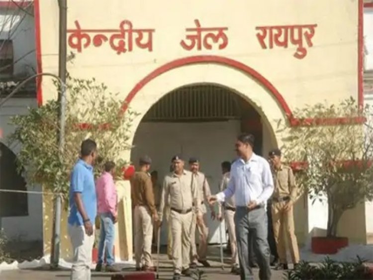 नवरात्रि पर जेल के बंदियों को फल वितरण