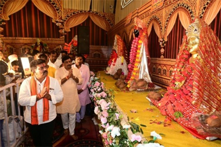 देवी पंडाल बने जनसमस्या निवारण के केंद्र, उप मुख्यमंत्री विजय शर्मा ने मां दुर्गा के चरणों में बैठकर सुनीं ग्रामीणों की समस्याएं