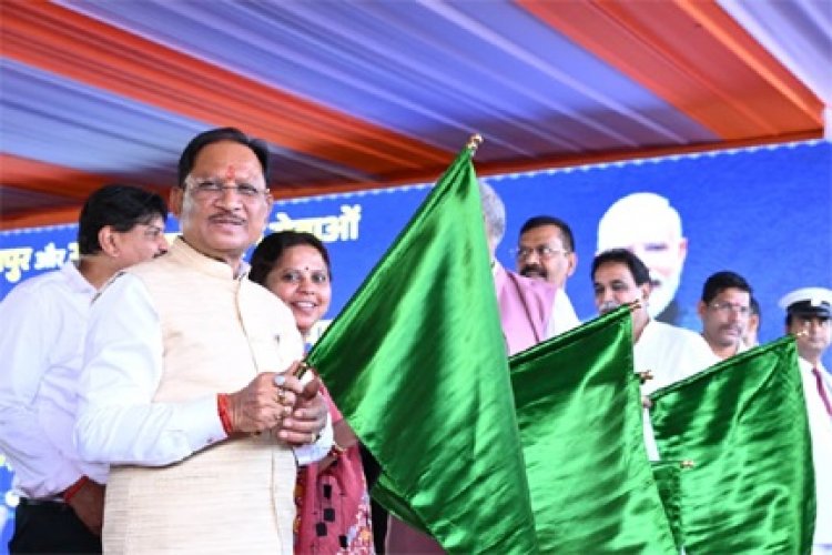 केंद्रीय रेल मंत्री अश्विनी वैष्णव और मुख्यमंत्री विष्णु देव साय  ने रावघाट - रायपुर एवं रायपुर - कुरूद यात्री रेल सेवाओं को दिखाई हरी झंडी
