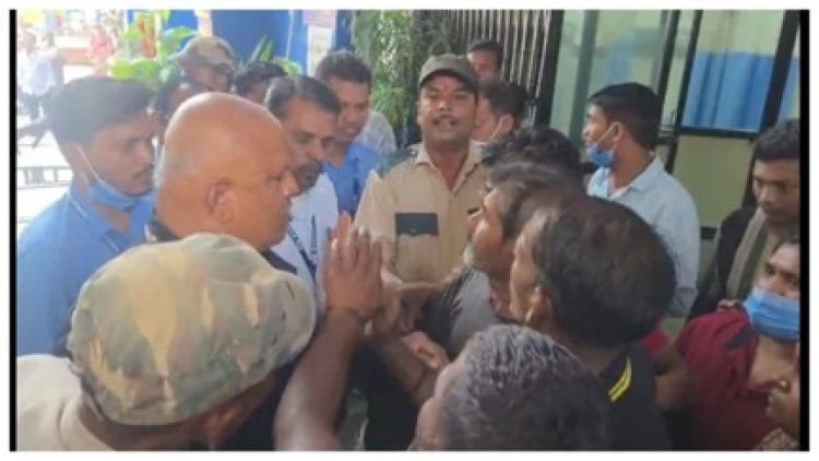 अस्पताल में बवाल: मौत की खबर सुन डॉक्टरों पर लापरवाही का आरोप, वार्ड ब्वॉय की पिटाई
