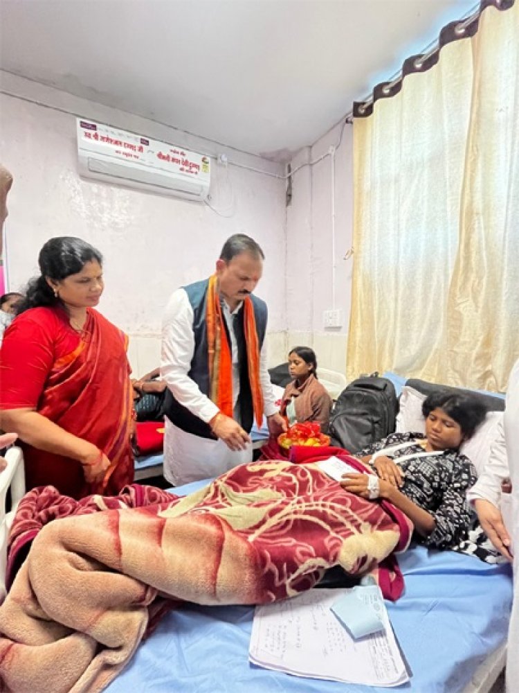 निजी कार्यक्रम छोड़ केल्हारी बस दुर्घटना के घायलों से मिलने पहुंचे स्वास्थ्य मंत्री श्याम बिहारी जायसवाल