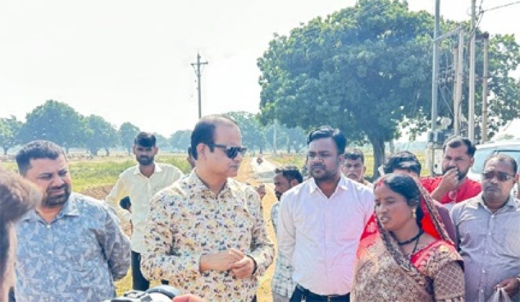 आयुक्त तारन प्रकाश सिन्हा ने खंडुआ में किया सिंचाई नाली निर्माण कार्य का निरीक्षण, श्रमिकों से किया सीधा संवाद