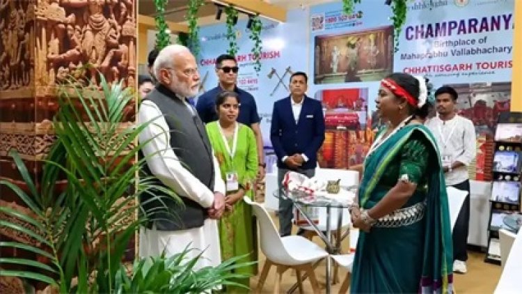 PM मोदी ने देखा छत्तीसगढ़ का स्टॉल